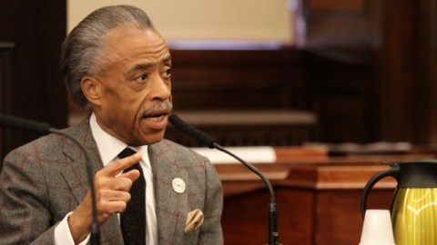El reverendo Al Sharpton criticó la repentina salida del oficial afroamericano de más alto rango.
