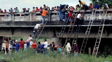 Cerca de Cúcuta, en Colombia, decenas de personas cruzan como pueden el puente Simón Bolívar, en la frontera con Venezuela.