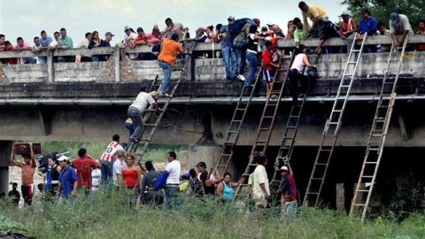 Cerca de Cúcuta, en Colombia, decenas de personas cruzan como pueden el puente Simón Bolívar, en la frontera con Venezuela.