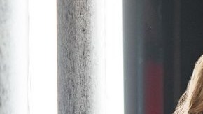 La concurrencia al igual que la cantante, se sorprendieron y tomaron el momento como algo gracioso.