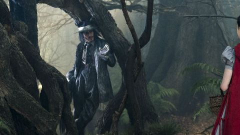 Johnny Depp es El Lobo y Lilla Crawford es La Caperucita Roja (foto izq.) en el la adptación al cine del musical 'Into the Woods'.