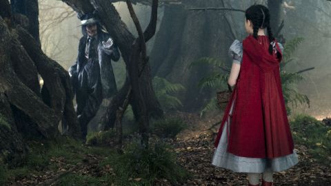 Johnny Depp es El Lobo y Lilla Crawford es La Caperucita Roja (foto izq.) en el la adptación al cine del musical 'Into the Woods'.
