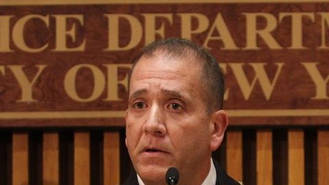 El comisionado Bill Bratton escucha a Carlos Gómez (izq.).
