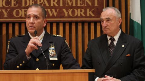 El comisionado Bill Bratton escucha a Carlos Gómez (izq.).
