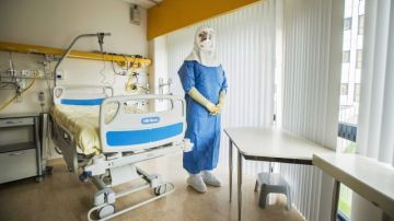 Un doctor holandés se prepara para tratar a un enfermo con ébola.