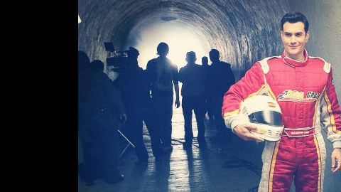 Zepeda robó la atención por su galanura al portar el uniforme de piloto de carreras de auto.