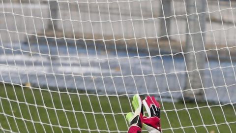 GRA069 MADRID, 03/11/2014.- El portero del Real Madrid Iker Casillas, durante el entrenamiento del equipo, hoy en Valdebebas, de cara al partido de la Liga de Campeones que disputarán mañana, martes, frente al Liverpool en el estadio Santiago Bernabéu. EFE/Juan Carlos Hidalgo