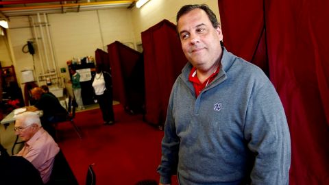 El gobernador de NJ, Chris Christie, tras emitir su voto.
