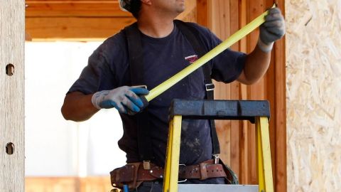 El instrumento de construcción pesa aproximadamente 1 libra.