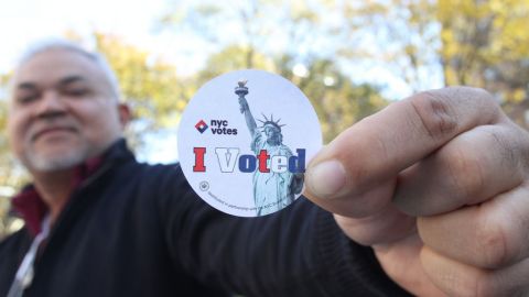Un residente de El Barrió que votó esta mañana en la escuela pública PS 102.
