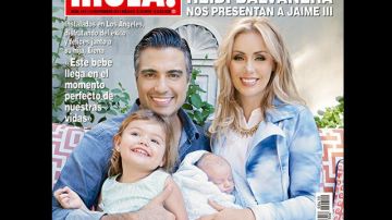 El actor y la modelo aparecieron en la portada de la publicación junto a Jaime III, el recién nacido, y Elena, su hija.