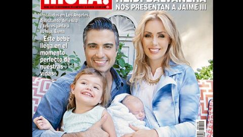 El actor y la modelo aparecieron en la portada de la publicación junto a Jaime III, el recién nacido, y Elena, su hija.
