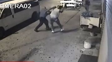 En el video se puede ver como los policías golpean al joven.