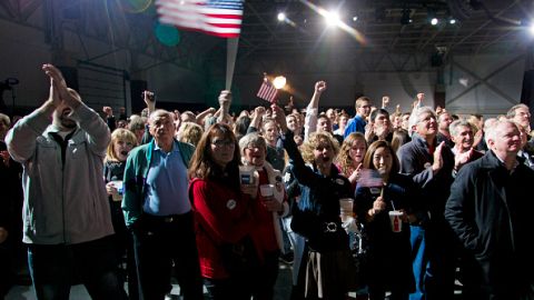 Partidarios del gobernador Scott Walker de Wisconsin esperan los resultados de las elecciones en West Allis, Wisconsin.