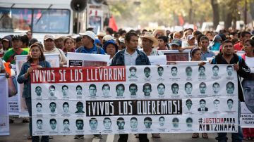 Familiares de los estudiantes desaparecidos y activistas marchan en Ciudad de México y demandan respuesta a lo sucedido en Ayotzinapa.
