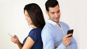 Si el celular se ha convertido en una forma de control en tu relación de pareja, cuidado.