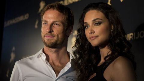 El piloto de Fórmula Uno Jenson Button y Débora Nascimento forman parte de una campaña para usar taxi después de beber.