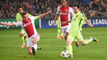 Lionel Messi  dispara sobre la portería del Ajax en el juego de ayer efectuado en  Amsterdam. /