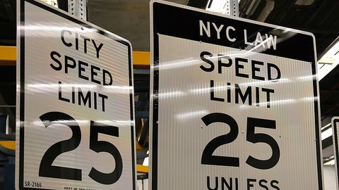 El DOT presentó los nuevos carteles con el límite de velocidad de 25 MPH.
