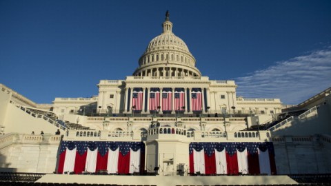 Trabajadores preparan el Capitolio para la segunda toma de posesión del presidente de Estados Unidos Barack Obama en los EE.UU, el 21 de enero de 2013 en Washington, DC.