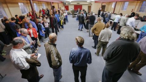 Fila para votar en un colegio electoral  en la iglesia metodista Epworth United en Atlanta, Georgia, el 4 de noviembre de 2014.