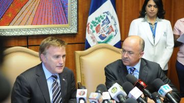 El embajador de Estados Unidos en Dominicana, James Brewster, junto al procurador general Francisco Domínguez Brito.