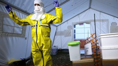 Entrenamiento de trabajadores sanitarios en Ginebra, Suiza, previo a su viaje a África occidental para enfrentar el ébola.