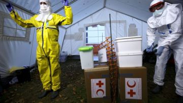 Entrenamiento de trabajadores sanitarios en Ginebra, Suiza, previo a su viaje a África occidental para enfrentar el ébola.