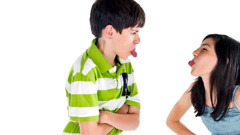Las peleas entre hermanos cambian según la edad y el manejo de los padres.