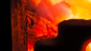 Cocinar o calentar la casa con carbón es una práctica común en México.