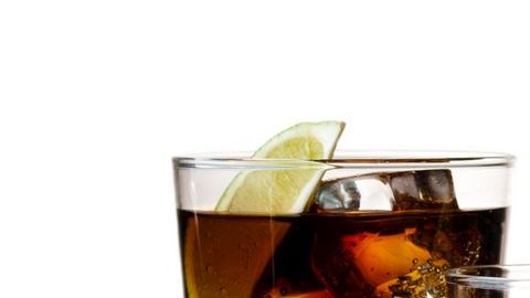 Consumir alcohol en exceso puede hacer envejecer.