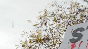 Activistas de la organizacion " Stop Mass Incarcelation,  protestaron frente a la entrada de las prision de Rikers Island, en Queens. NYC.