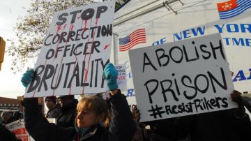 Activistas de la organizacion " Stop Mass Incarcelation,  protestaron frente a la entrada de las prision de Rikers Island, en Queens. NYC.