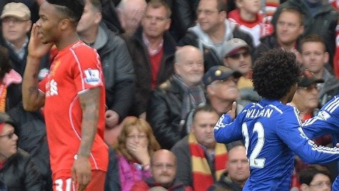 Diego Costa (der.) es felicitado por su compañero Willian tras marcar el segundo gol del Chelsea.