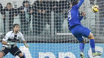 Morata (9) anota con golpe de cabeza el sexto de Juventus.