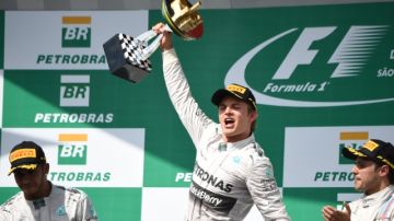 Nico Rosberg celebra su triunfo en Brasil, su primero desde el 20 de julio cuando se coronó en el GP de Alemania.