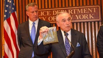 Para dar el ejemplo, el comisionado de Policía Bill Bratton mostró una bolsa con 25 gramos de orégano.