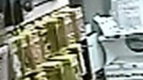 En la imagen se ve señalado al ladrón que usaba la máscara del Hombre Lobo.