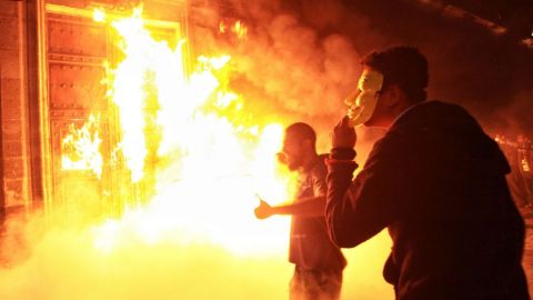 Un grupo de encapuchados trató de quemar la puerta de la sede del Gobierno Federal.