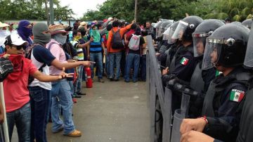 La policía bloquea el paso hacia el aeropuerto de Acapulco