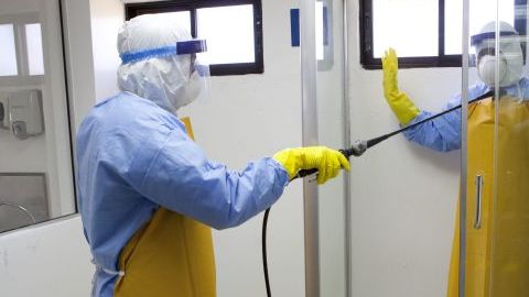 Personal de Salud Pública de República Dominicana participa en un simulacro de prevención del ébola.
