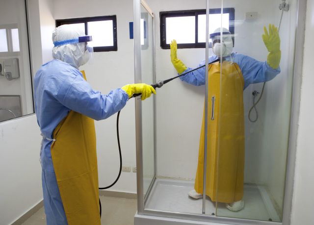 Personal de Salud Pública de República Dominicana participa en un simulacro de prevención del ébola.
