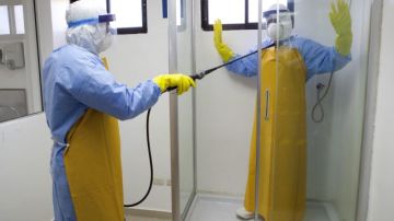 Personal de Salud Pública de República Dominicana participa en un simulacro de prevención del ébola.