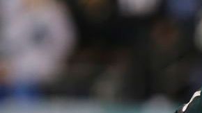 Connor Barwin, de los Eagles, logra una de las nueve capturas del quarterback de Carolina, Cam Newton.