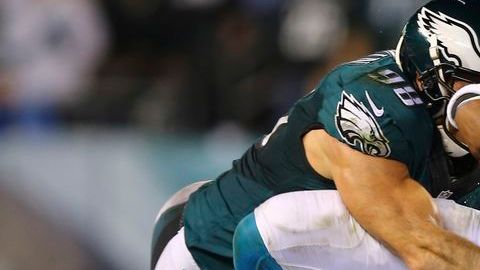 Connor Barwin, de los Eagles, logra una de las nueve capturas del quarterback de Carolina, Cam Newton.