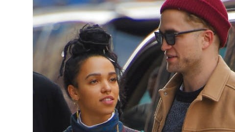 Pattinson y FKA Twigs están viviendo juntos en Los Ángeles.