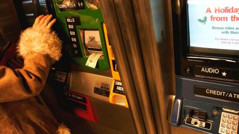 Una propuesta es subir la tarifa base individual de metro y autobús en 25 centavos, por lo que pasaría de $2.50 a $2.75.