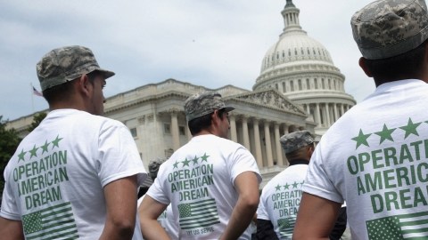 'Dreamers' que aspiran a servir en las Fuerzas Armadas, frente a la Casa Blanca.