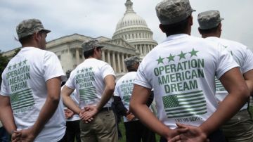 'Dreamers' que aspiran a servir en las Fuerzas Armadas, frente a la Casa Blanca.