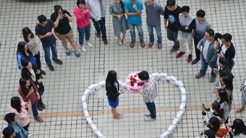 Amigos presenciaron el momento en que la joven rechaza la propuesta matrimonial de su novio.